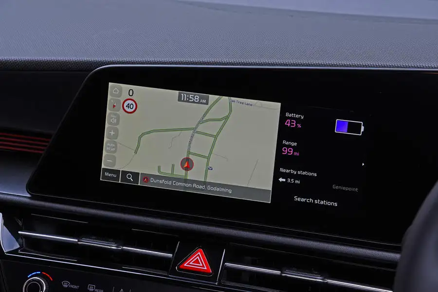 نمایشگر 10.25 اینچی سیستم اطلاعات‌سرگرمی