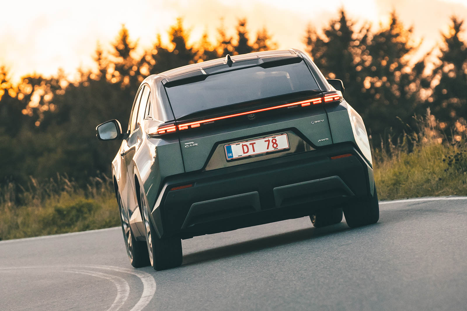 تویوتا C-HR+ در حال حرکت