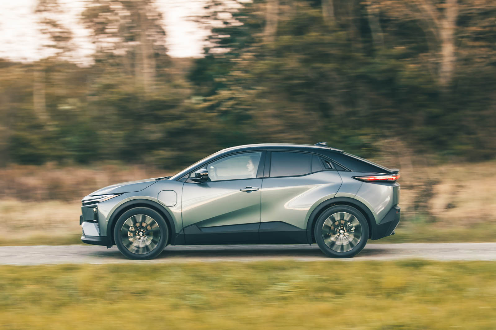 نمای جانبی تویوتا C-HR+ 2025