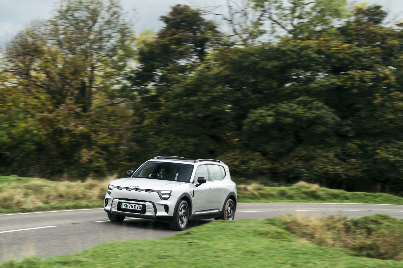 نمای جلو اسمارت #5 2025 در حال رانندگی