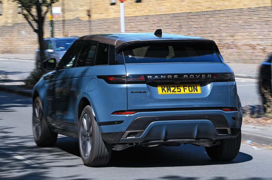 نمای جانبی رنج روور اووک پلاگین هیبرید ۲۰۲۵ رنج روور اووک اتوبیوگرافی آبی تریبکا در حال حرکت