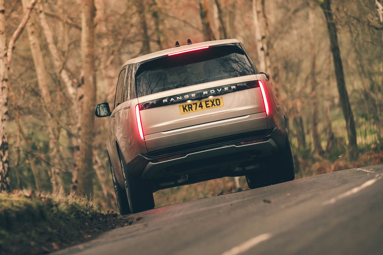 رنج روور در مسیر پیچ‌دار