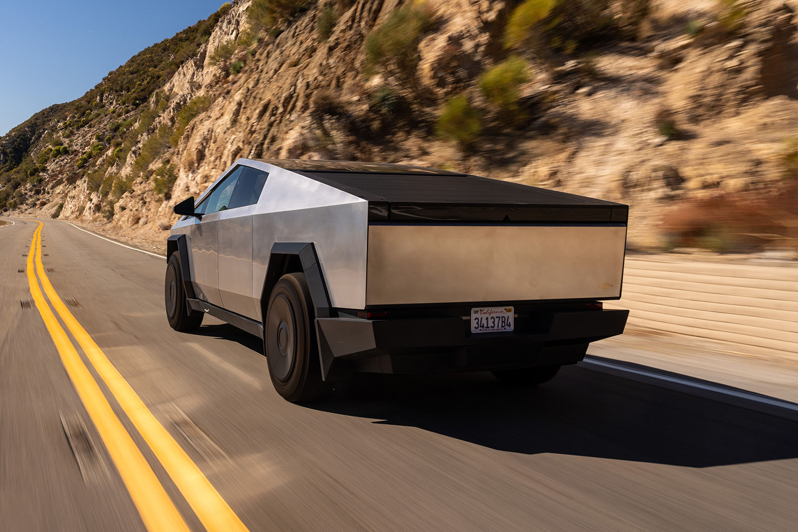 نمای عقب سایبرتراک در جاده