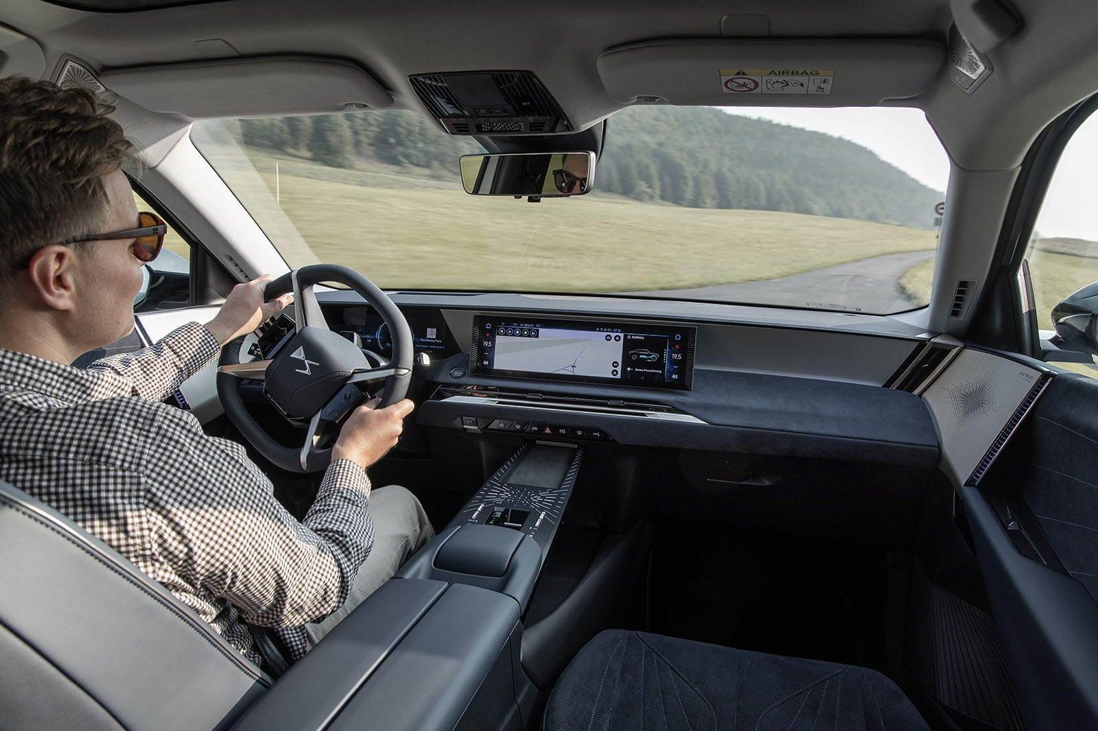 نمای داخل کابین هنگام رانندگی