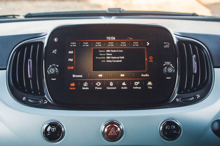 صفحه نمایش سیستم سرگرمی فیات 500