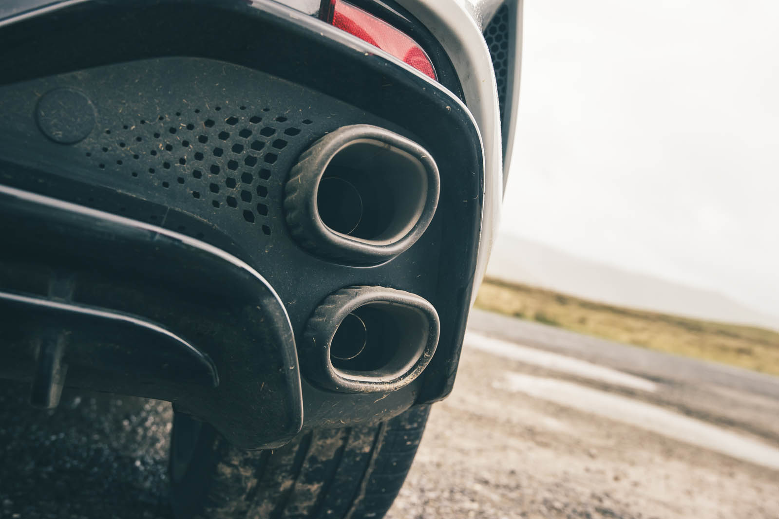 حرکت سریع آستون مارتین DBX S در جاده