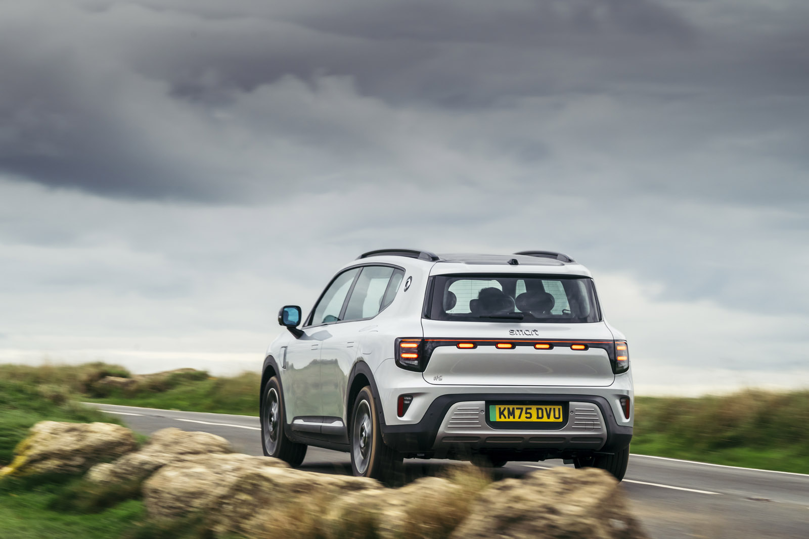 نمای عقب اسمارت #5 2025 در حال رانندگی