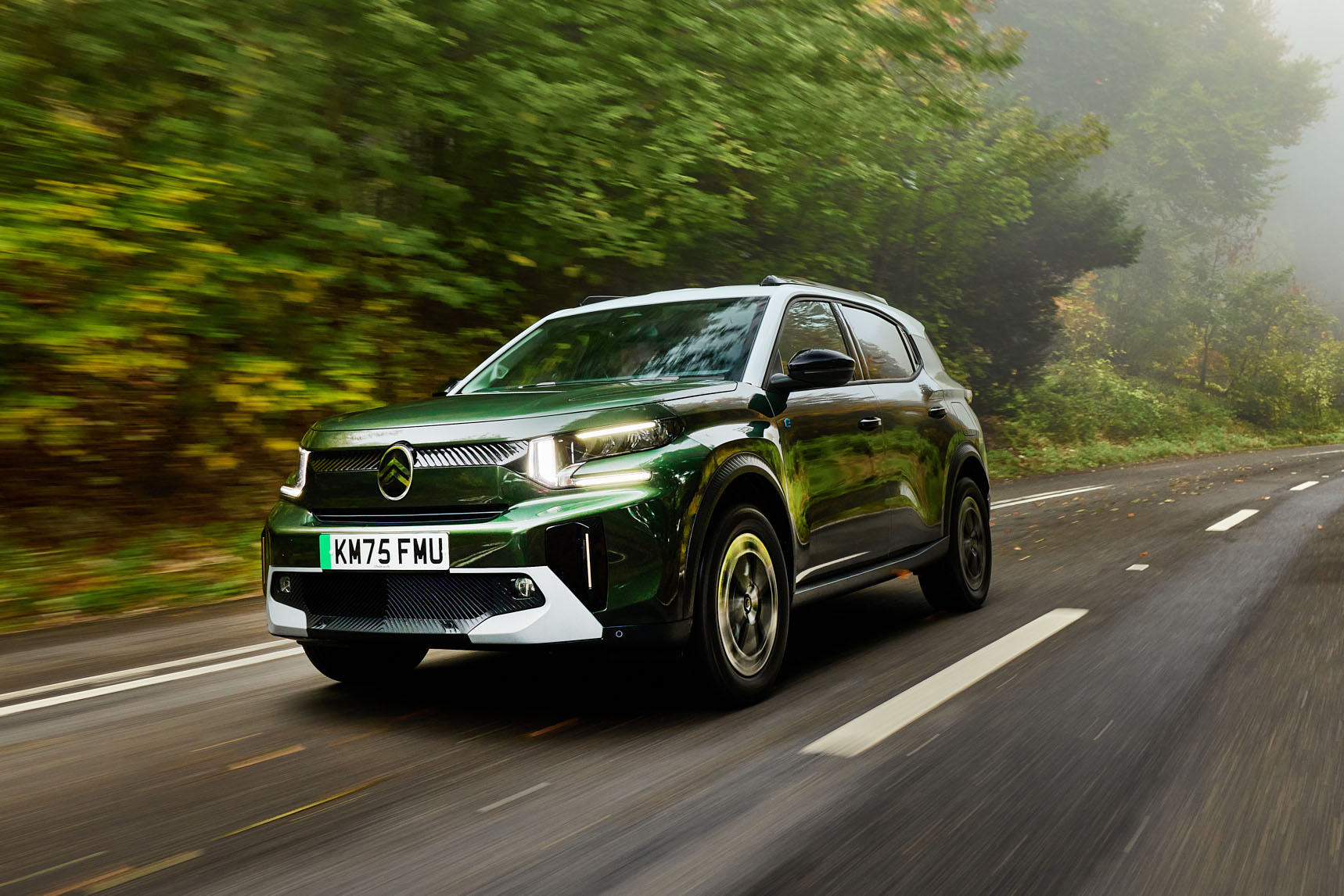 نمای جلو سیتروئن e-C3 Aircross با چراغ‌های LED