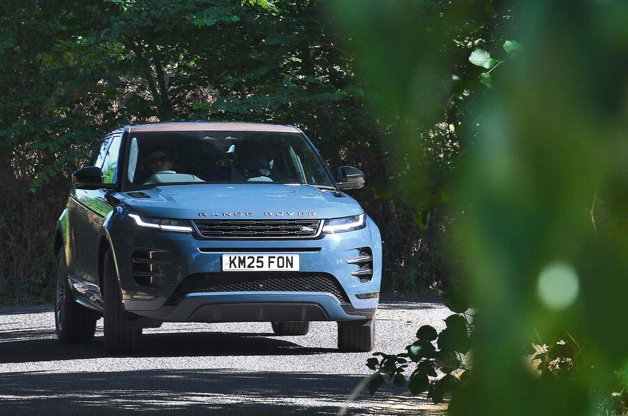 جزئیات کابین لوکس و مدرن اووک نمای داخلی رنج روور اووک با متریال پایدار کوادرات