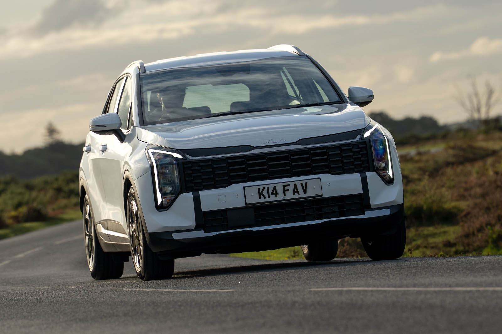 نمای عقب اسپورتیج 2025 با چراغ‌های باریک و سپر جدید