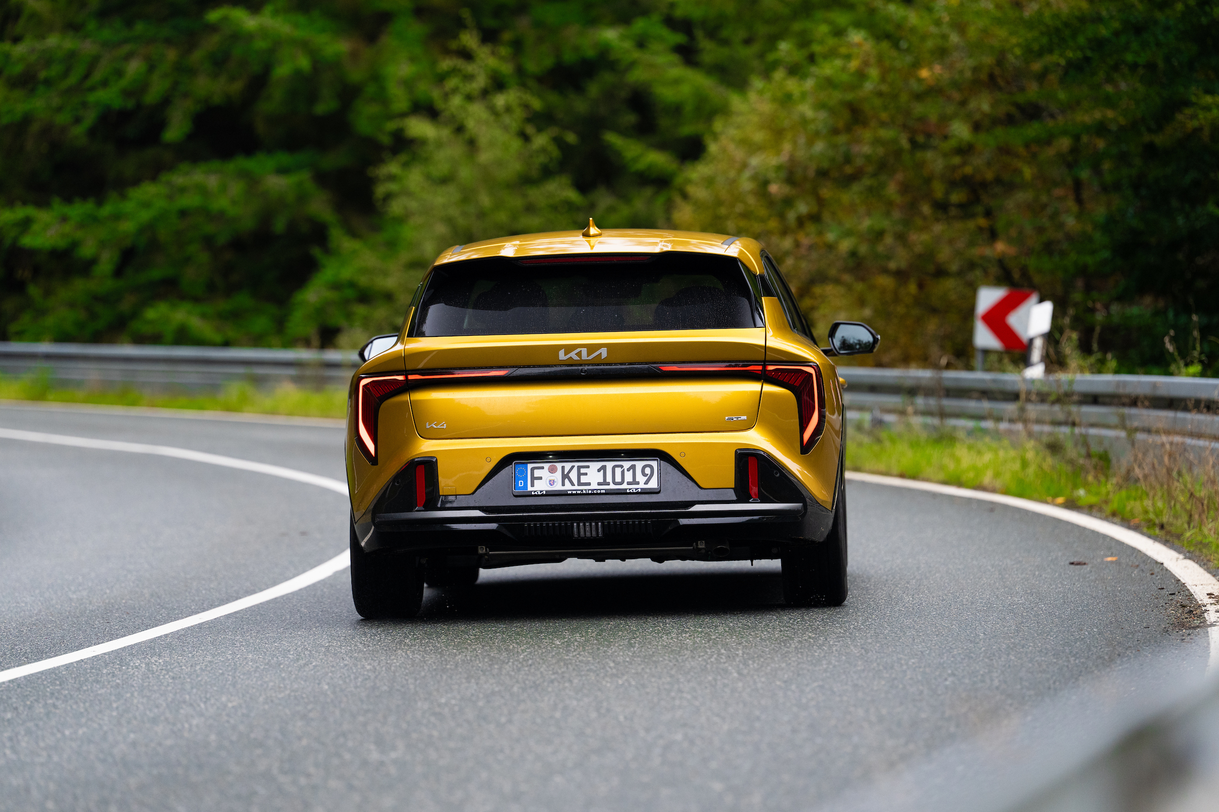 نمای عقب کیا K4 با چراغ‌های متصل