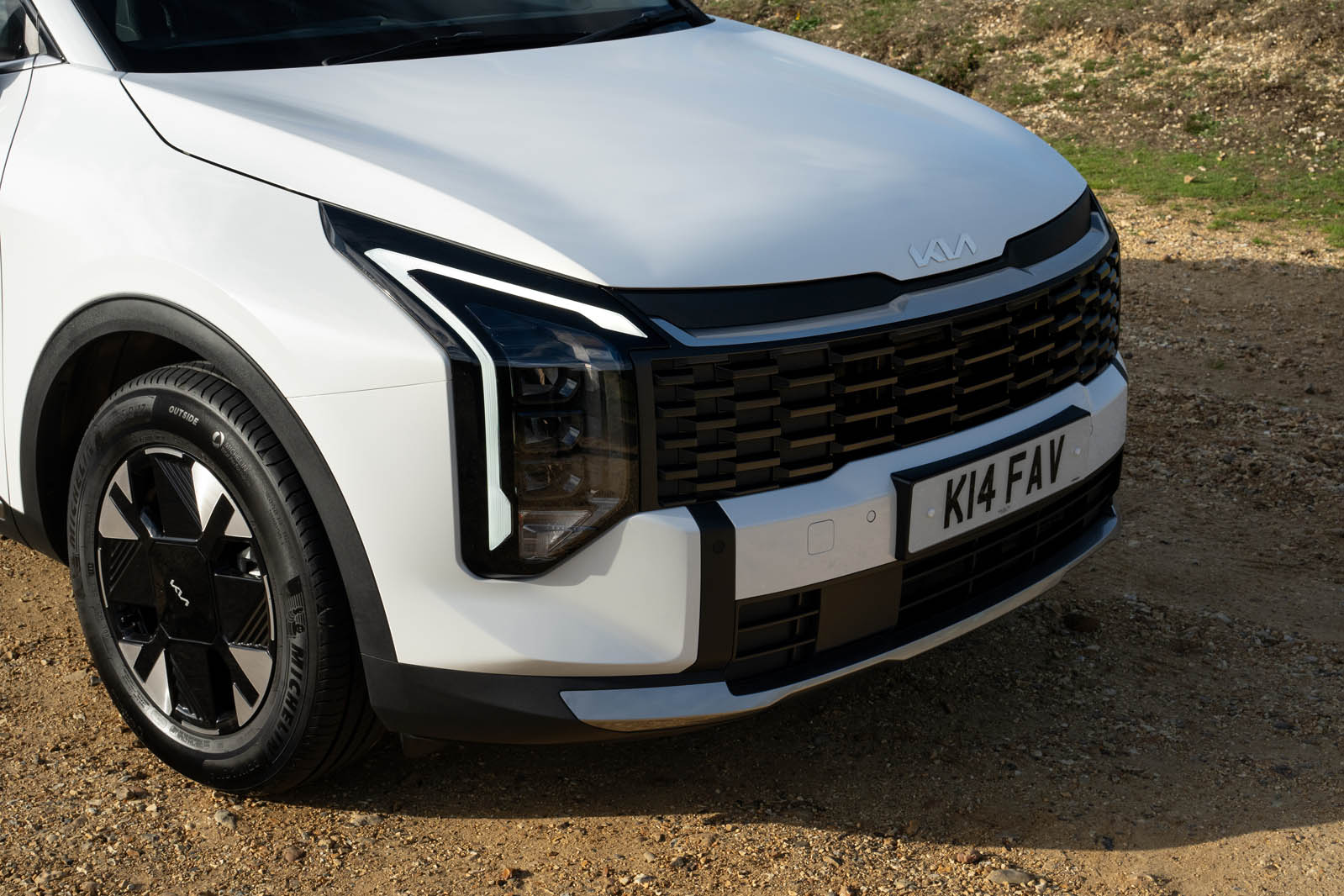 نمای جانبی اسپورتیج 2025 با خطوط تیز و رینگ‌های 19 اینچی