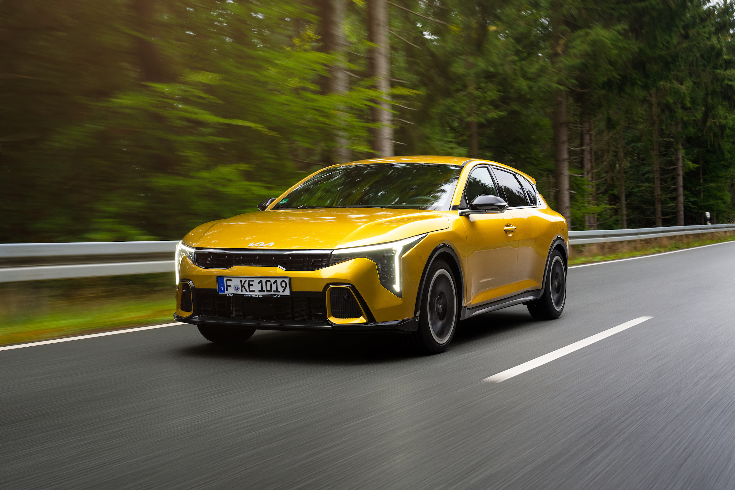 کیا K4 زرد در جاده ساحلی