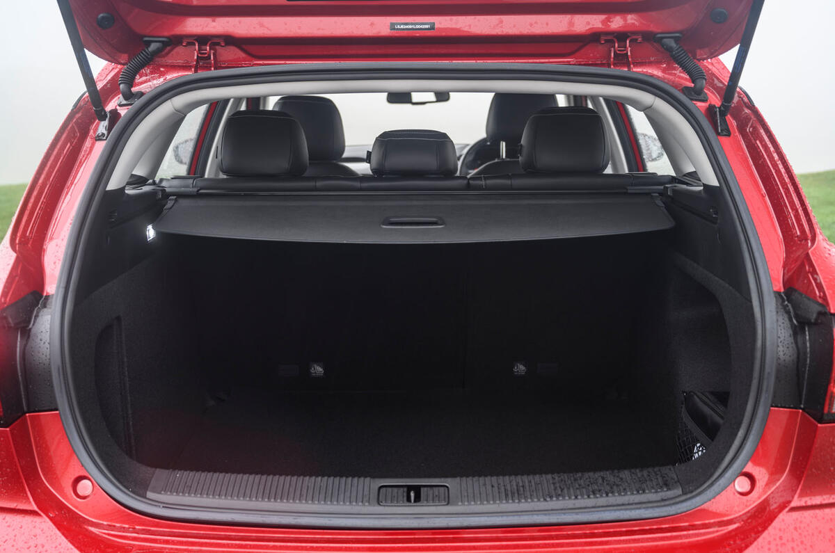 صندوق عقب جادار ۴۶۴ لیتری با امکان گسترش تا ۱۴۵۰ لیتر