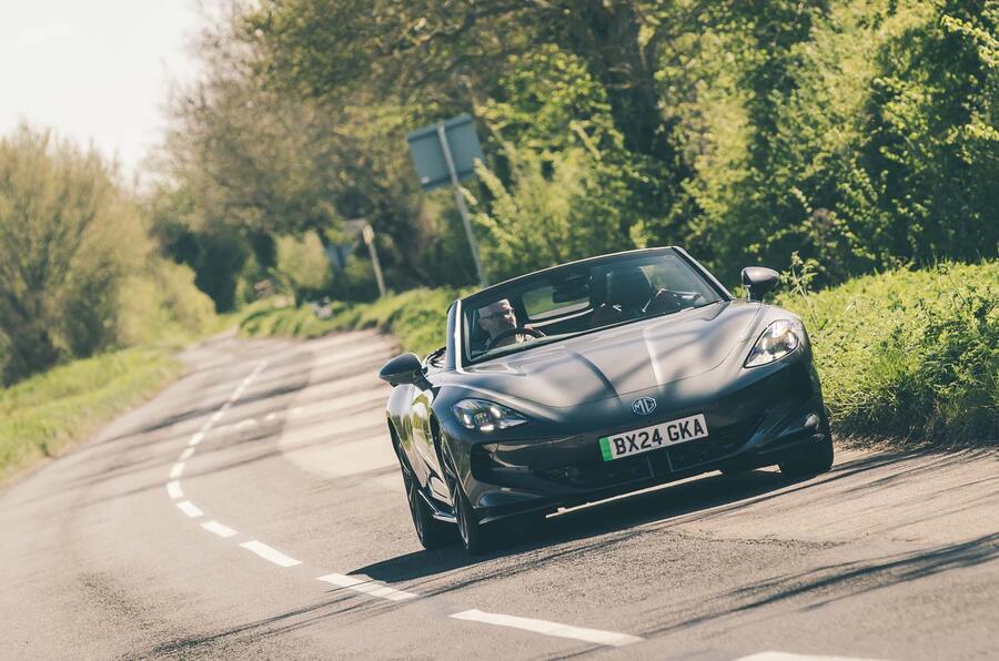 ام جی سایبرستر در حال حرکت سریع