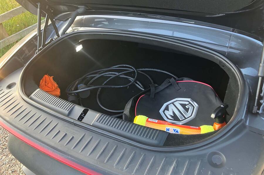 فضای صندوق عقب کاربردی ام جی سایبرستر