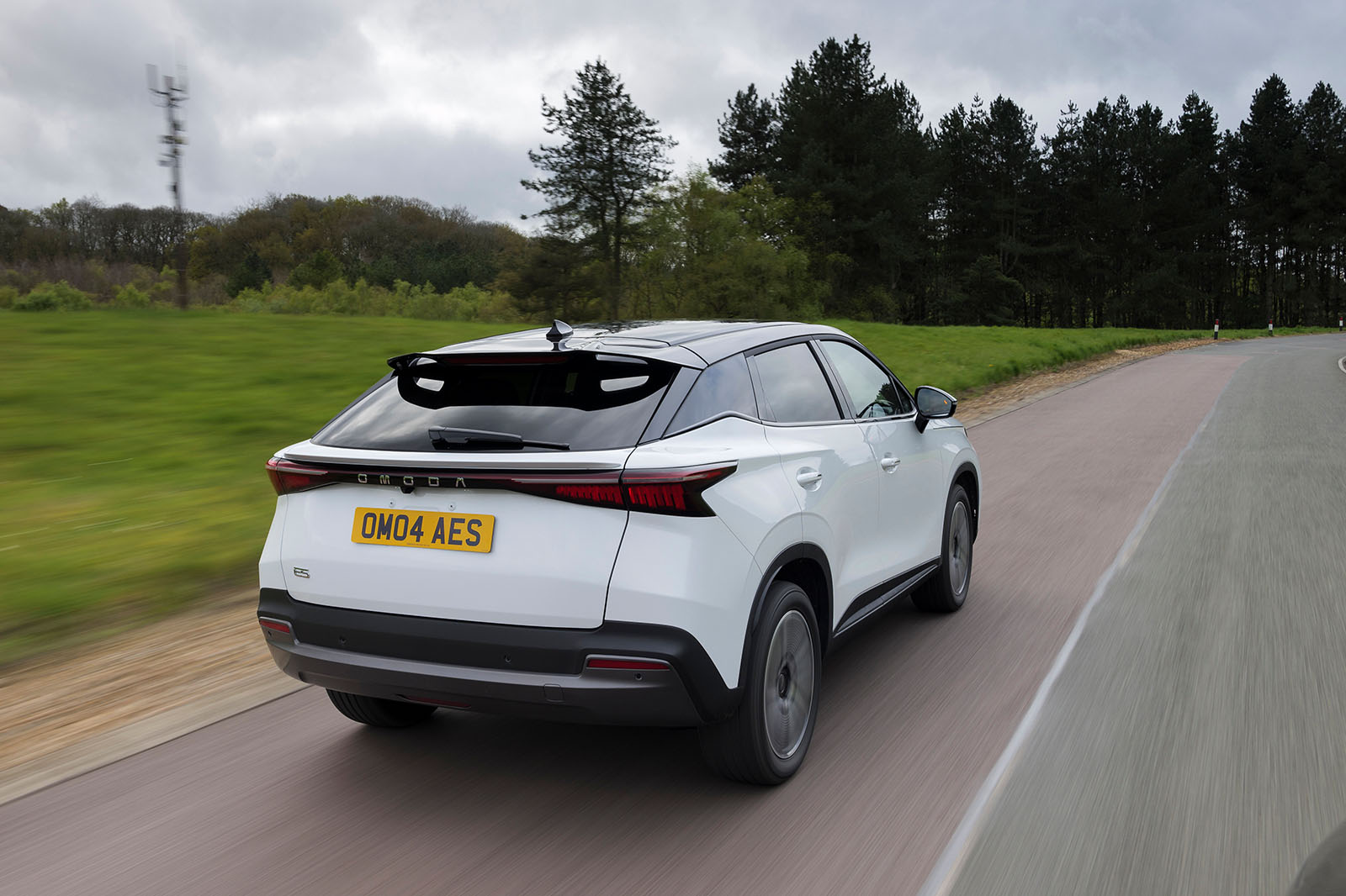 اومودا E5 برقی از نمای عقب در حال حرکت