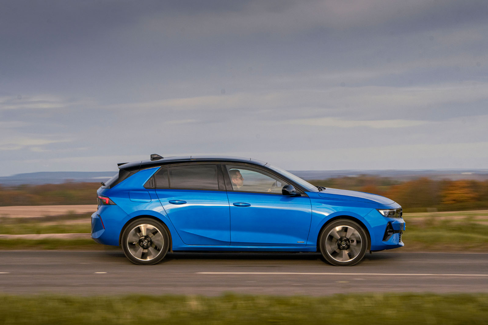 نمای جانبی پانینگ آسترا الکتریک در سرعت