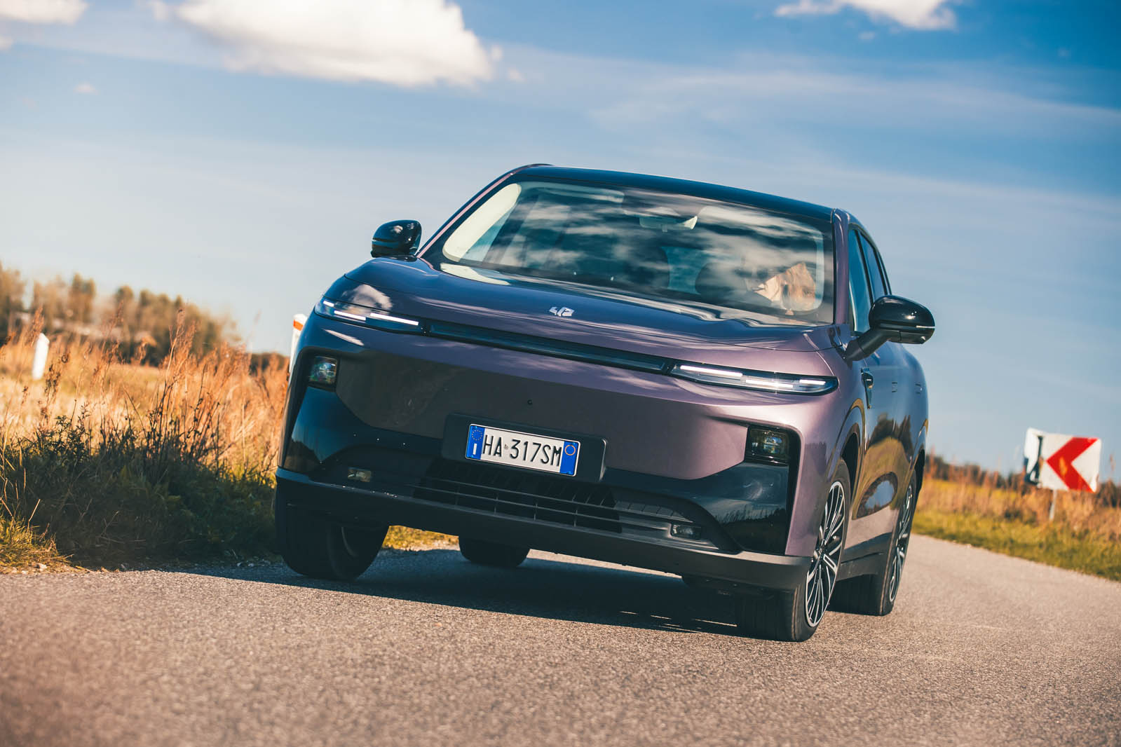 لیپ موتور B10 در پیچ با کمی کج شدن بدنه