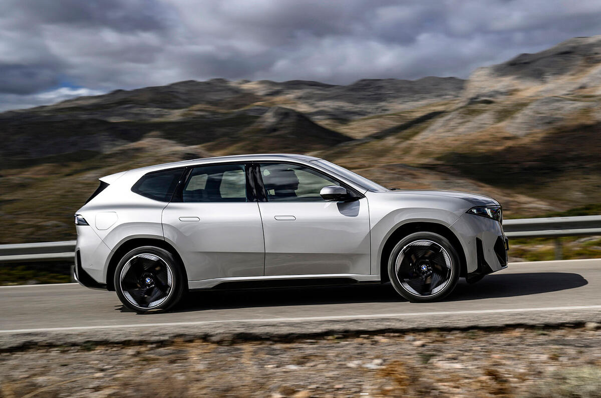 نمای جانبی کامل ب ام و iX3 جدید با جلوپنجره بسته