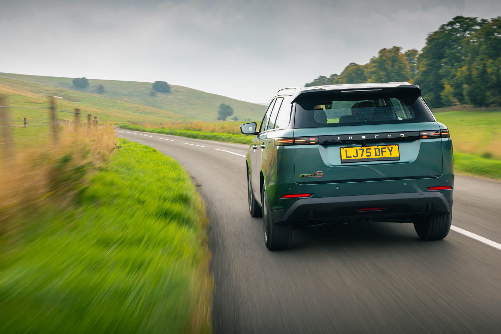 جیکو ۵ در حال شتاب‌گیری در جاده