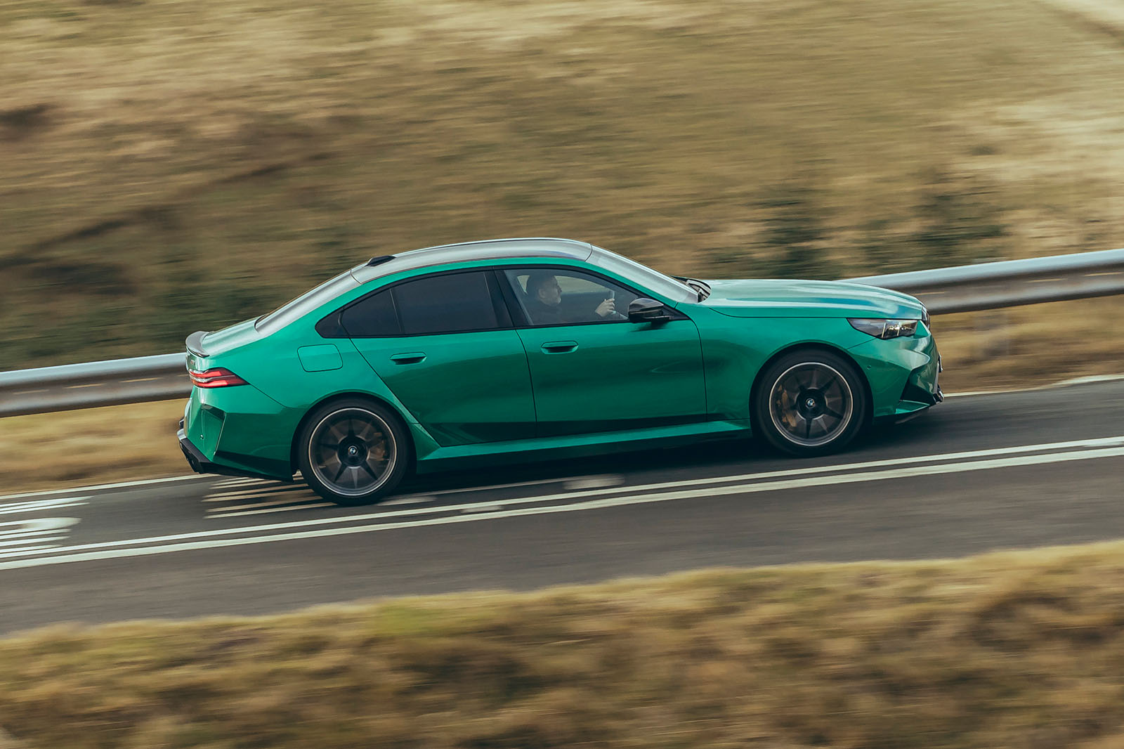 نمای جانبی پانینگ بی ام و M5 جدید در سرعت بالا