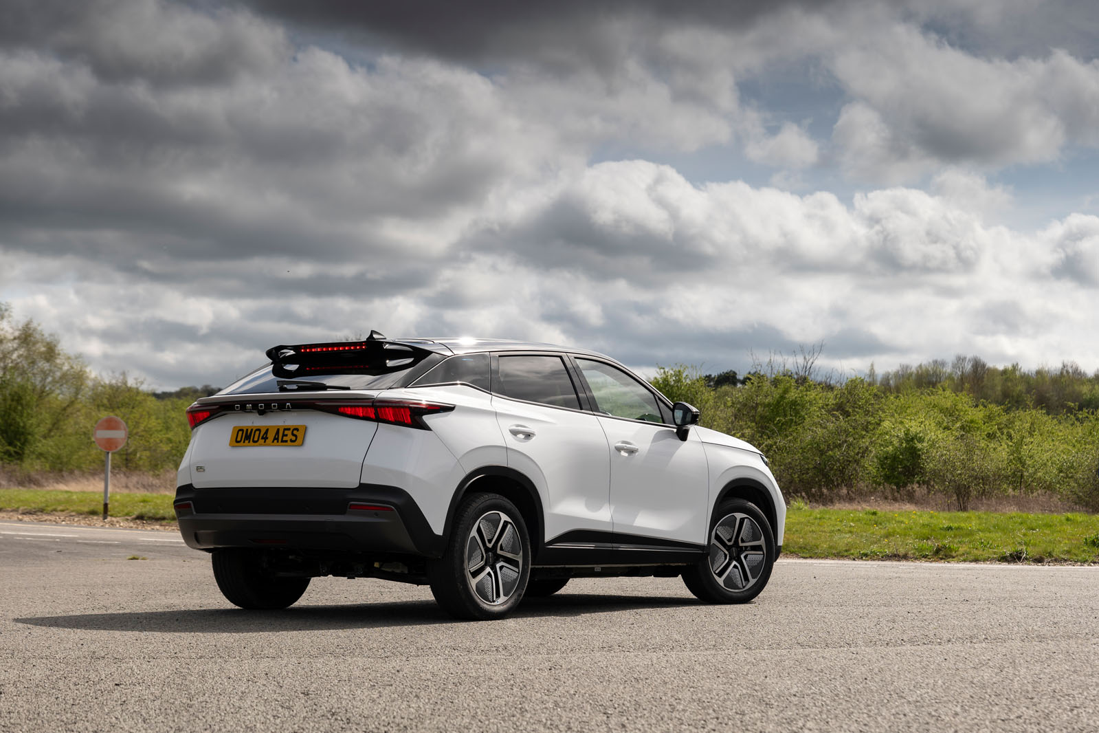 نمای ایستاده عقب اومودا E5 برقی