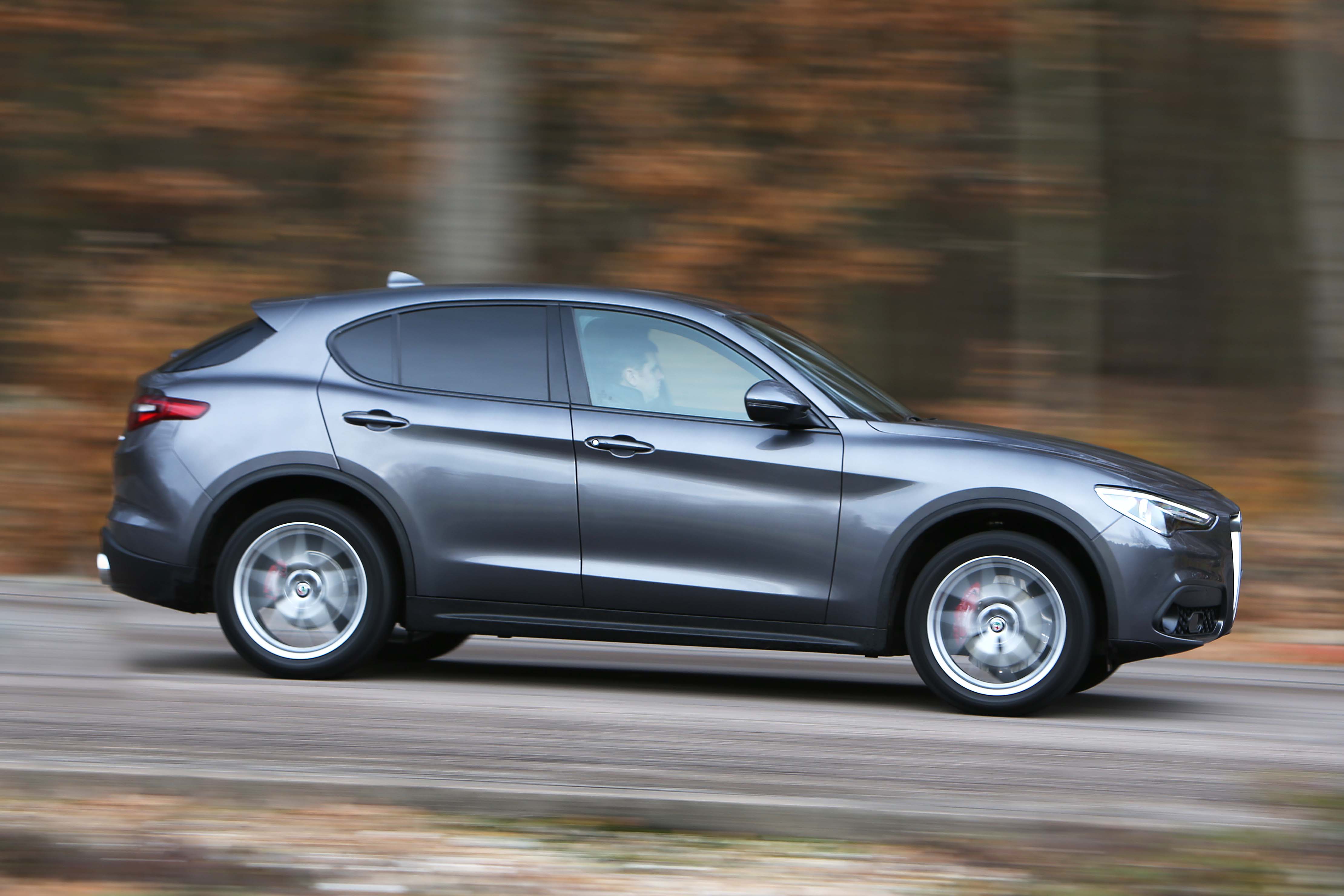 نمای جانبی کامل آلفارومئو استلویو