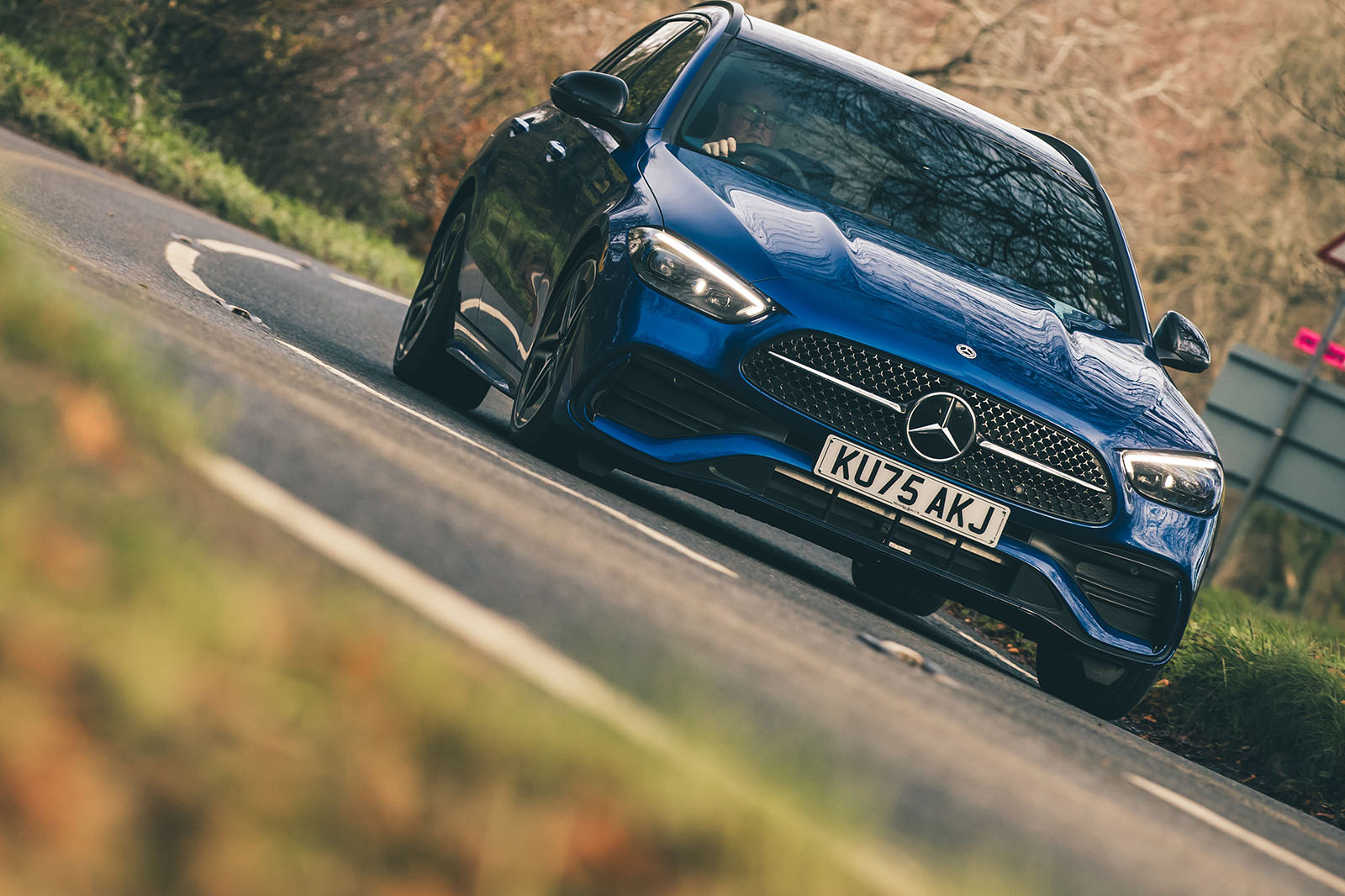 هندلینگ مرسدس بنز سی کلاس ۲۰۲۵ در پیچ