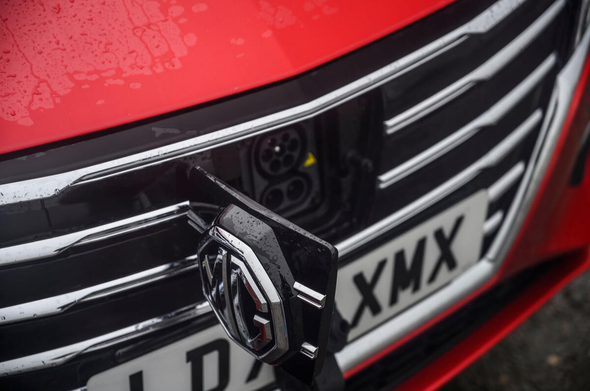 درگاه شارژ CCS در جلو خودرو