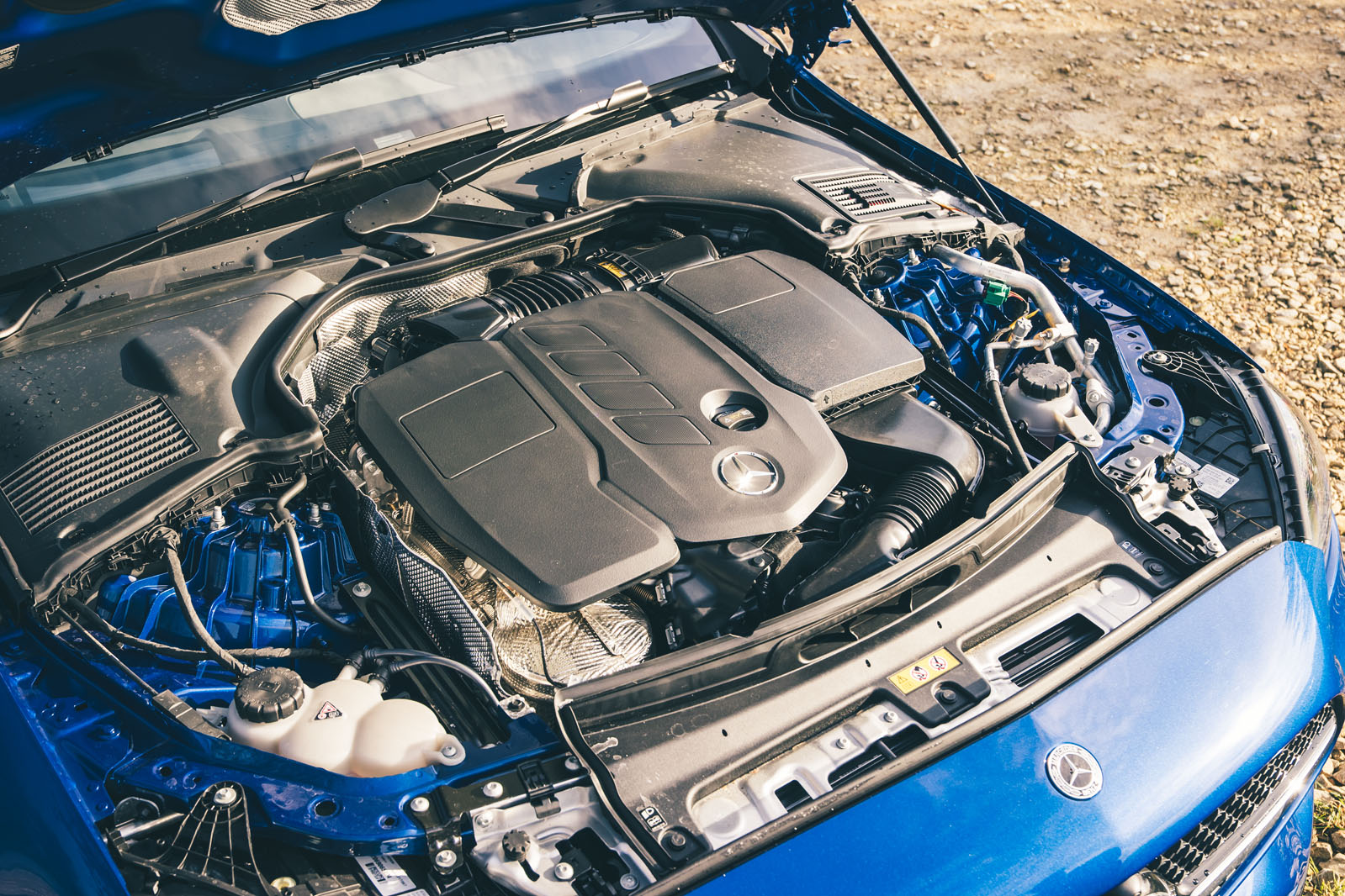 مرسدس بنز سی کلاس هیبرید در حال حرکت