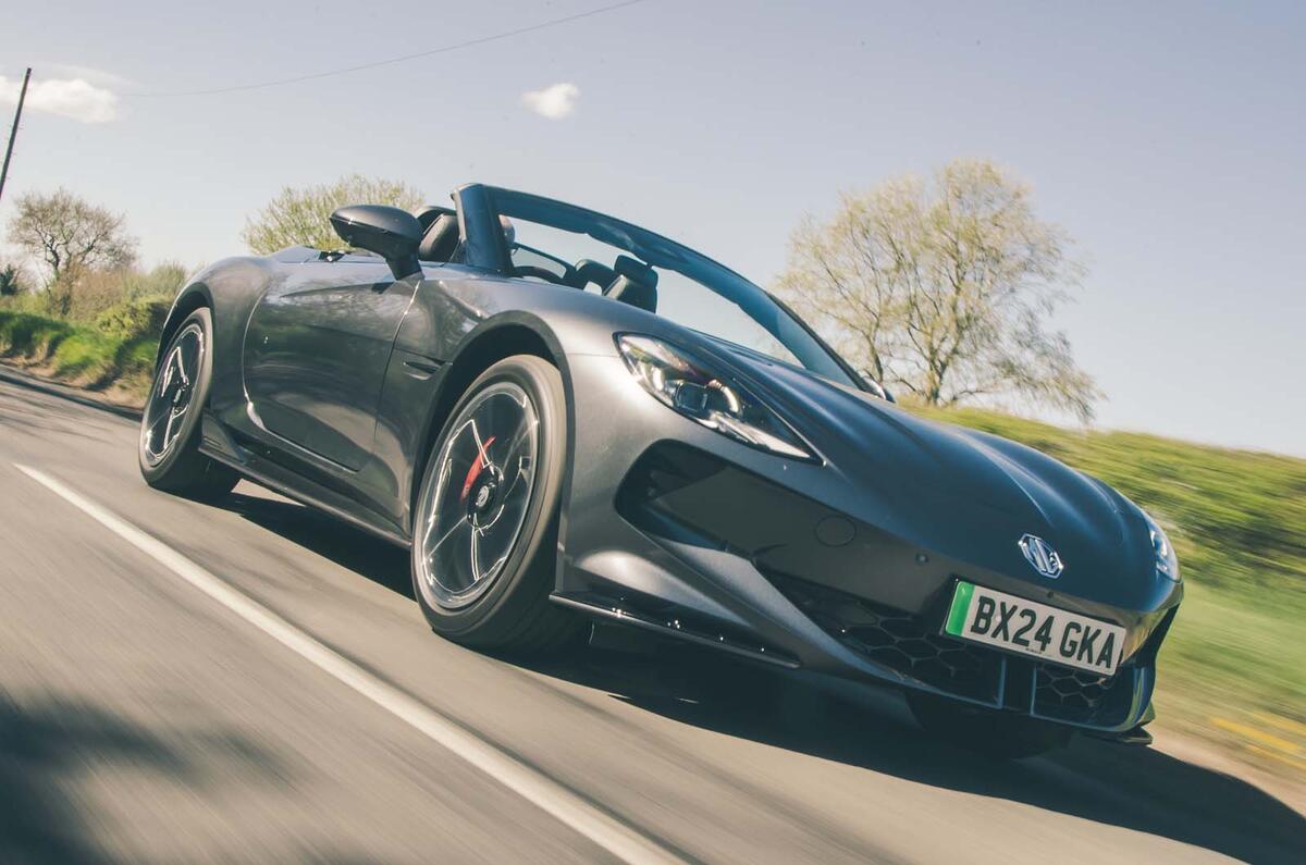 ام‌جی سایبرستر GT نمای جلو سه‌چهارم با سقف باز