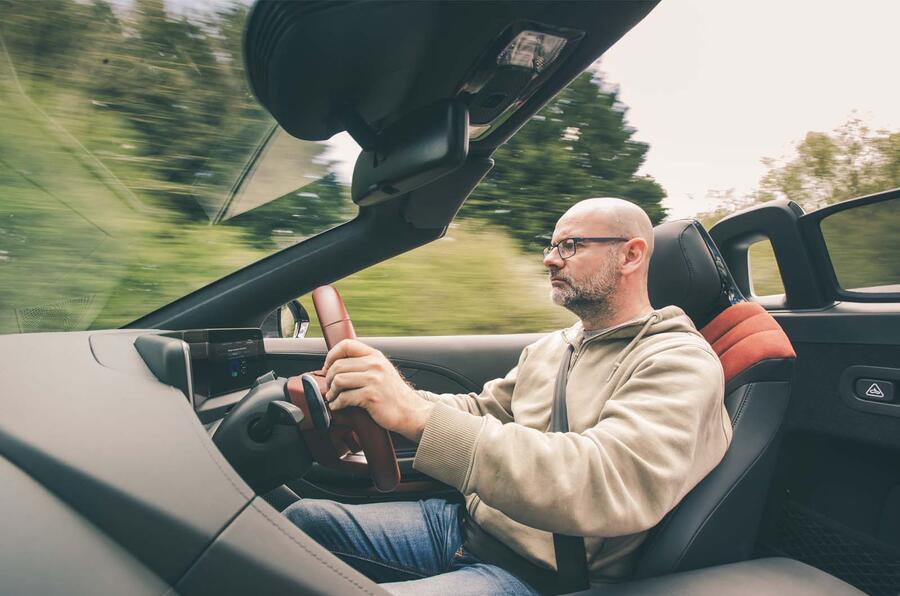 رانندگی با ام جی سایبرستر در جاده‌های بریتانیا