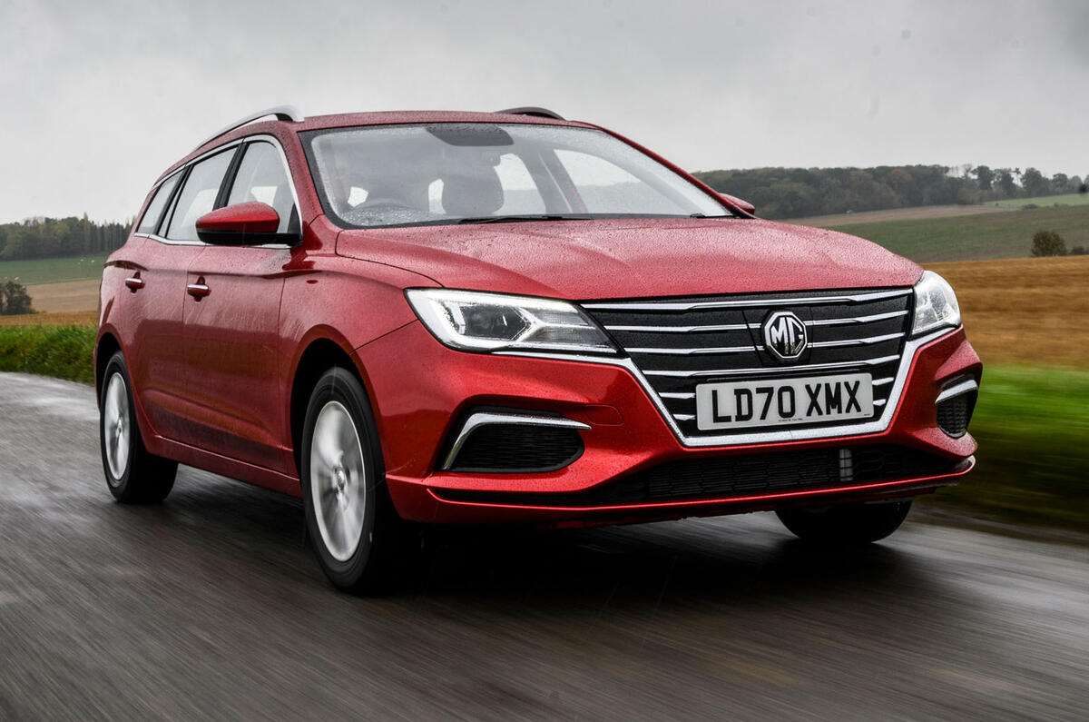 نمای جلو ام جی ۵ استیشن برقی در حال حرکت روی جاده