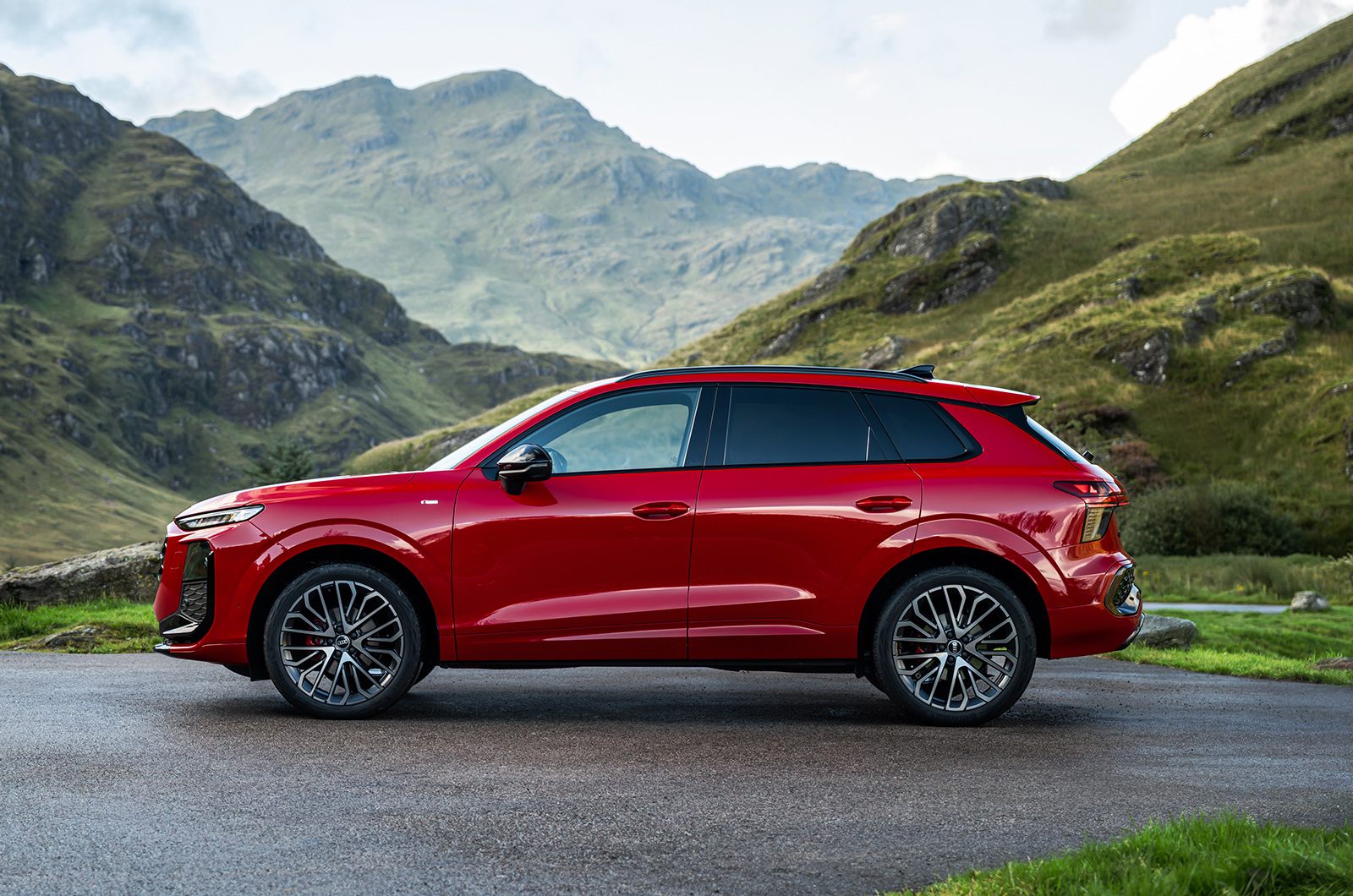 نمای جانبی آئودی Q3 در جاده