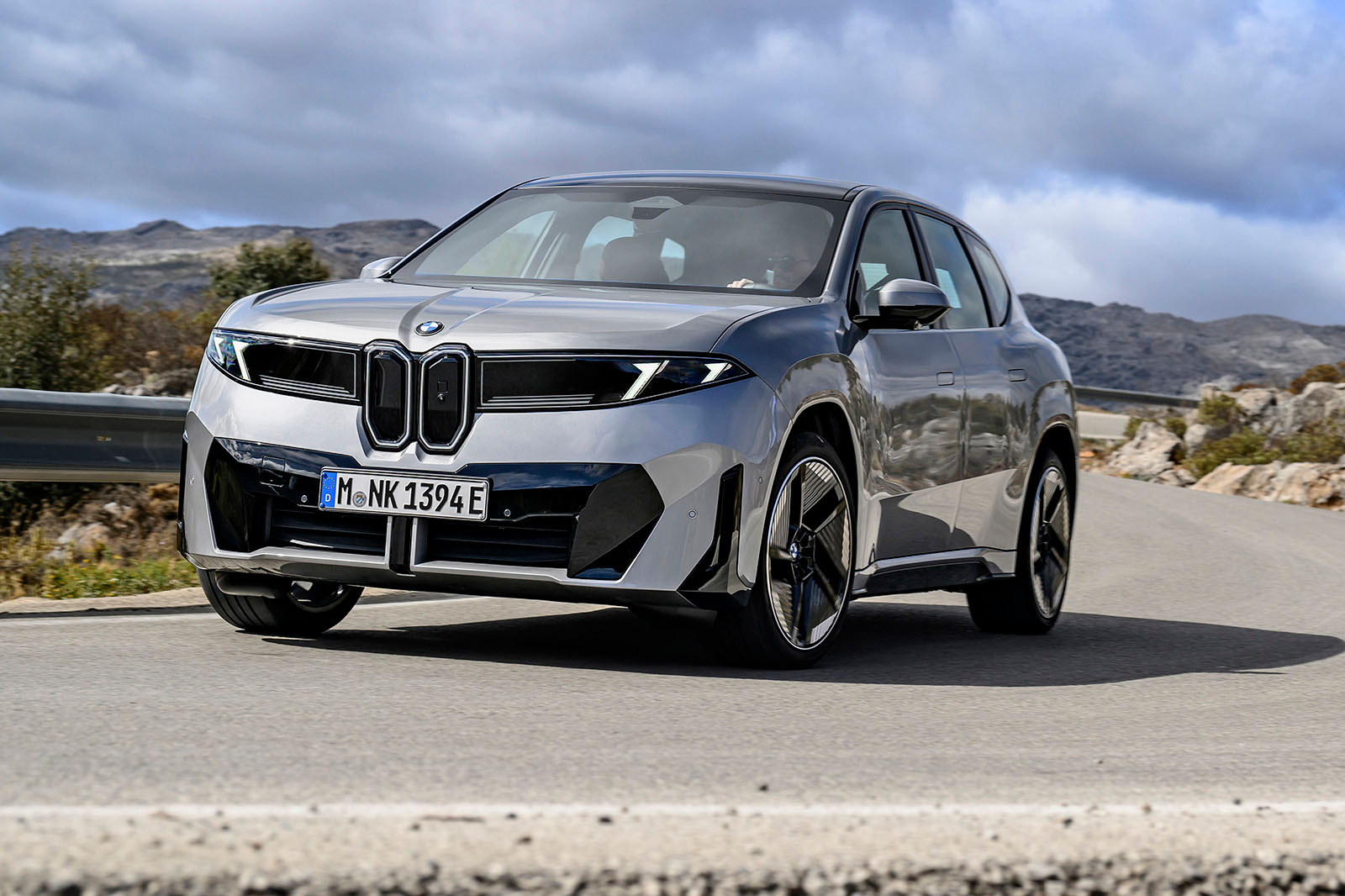 نمای عقب سه رخ ب ام و iX3 در جاده