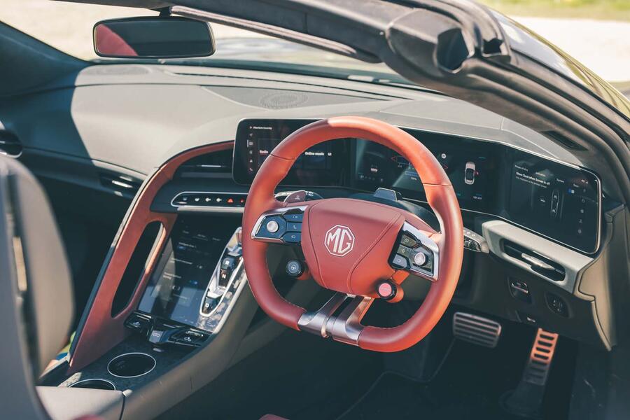 کابین قرمز رنگ ام جی سایبرستر با طراحی مدرن