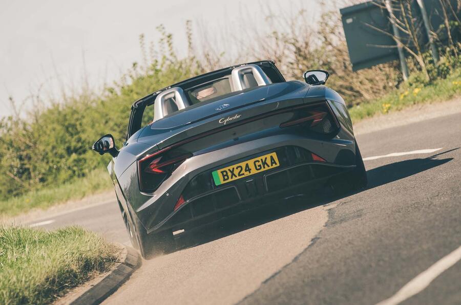 نمای عقب ام جی سایبرستر در حال پیچیدن با سرعت بالا