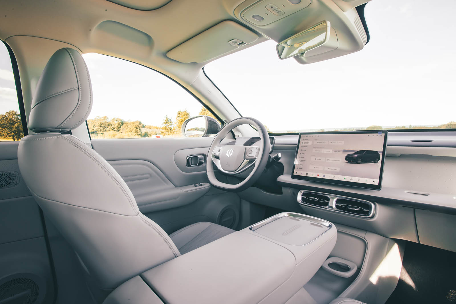 داخلی روشن لیپ موتور B10 با سقف پانوراما