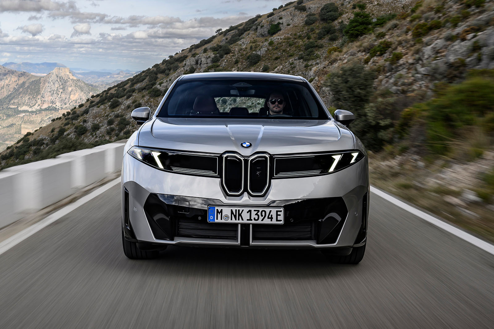 ب ام و iX3 در حال حرکت با کنترل عالی بدنه