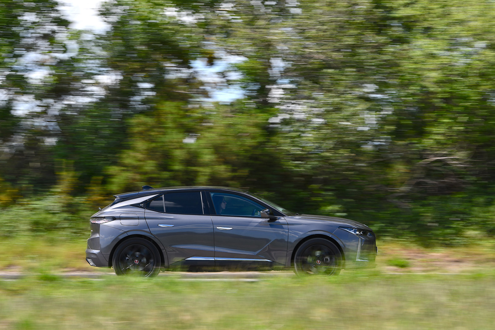نمای جانبی کامل دی اس 4 با رینگ 19 اینچ