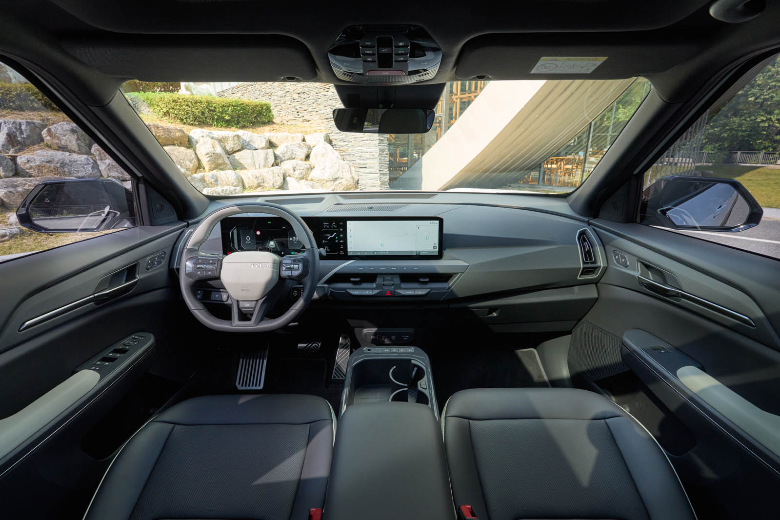 داشبورد و نمایشگرهای سه‌گانه کیا EV5 2025