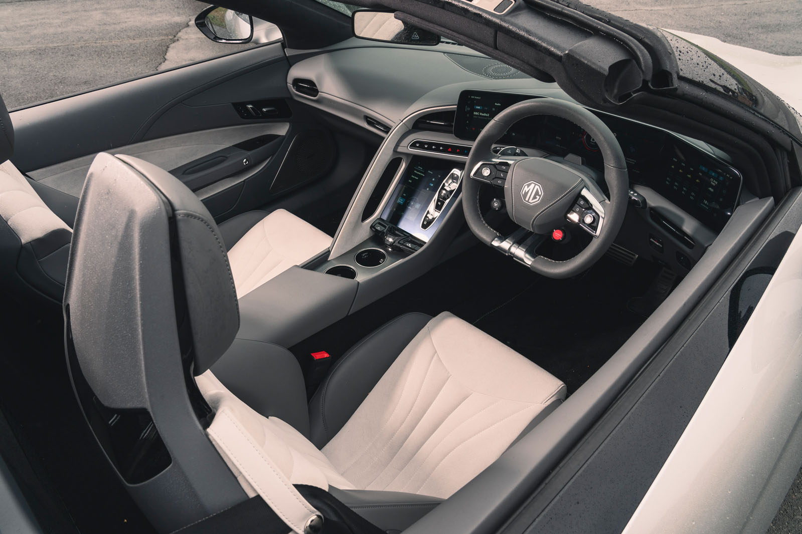 فضای داخلی مجلل با چرم و آلکانتارا کابین لوکس ام جی سایبرستر با سه نمایشگر