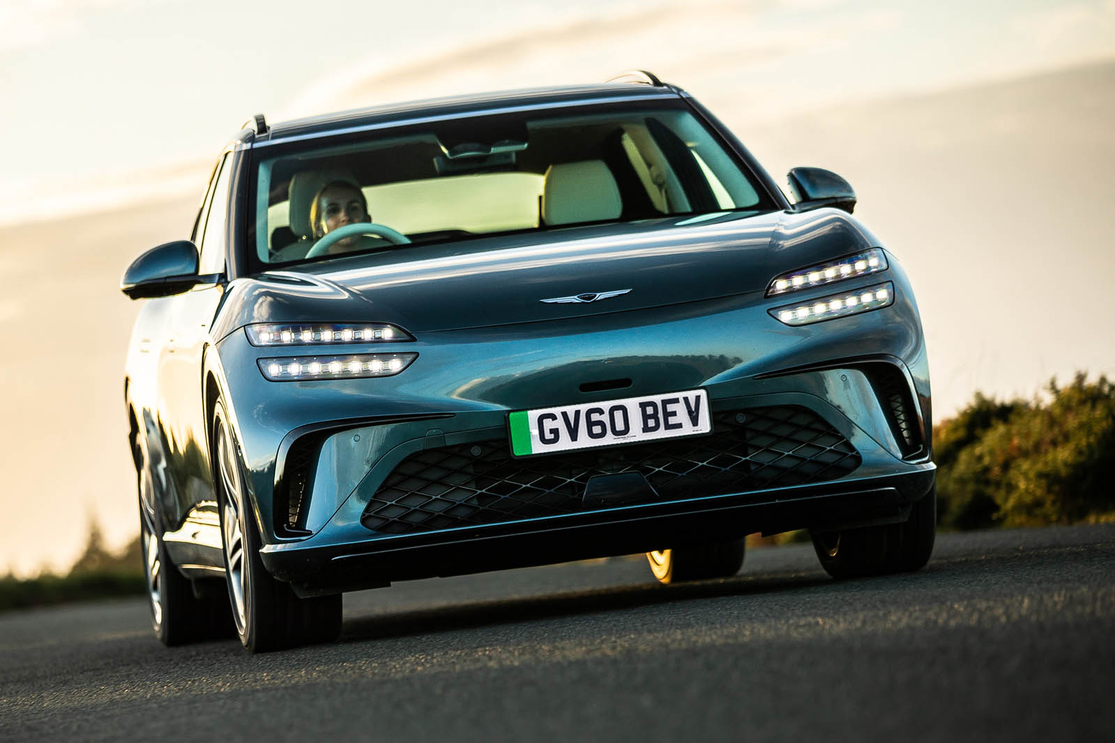 نمای جلو جنسیس GV60 فیس‌لیفت ۲۰۲۵ در حال حرکت