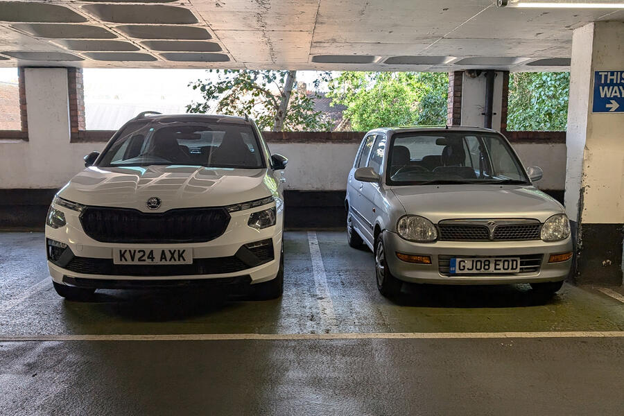 کامیک مونته کارلو در محیط شهری اشکودا کامیک پارک شده در پارکینگ شهری