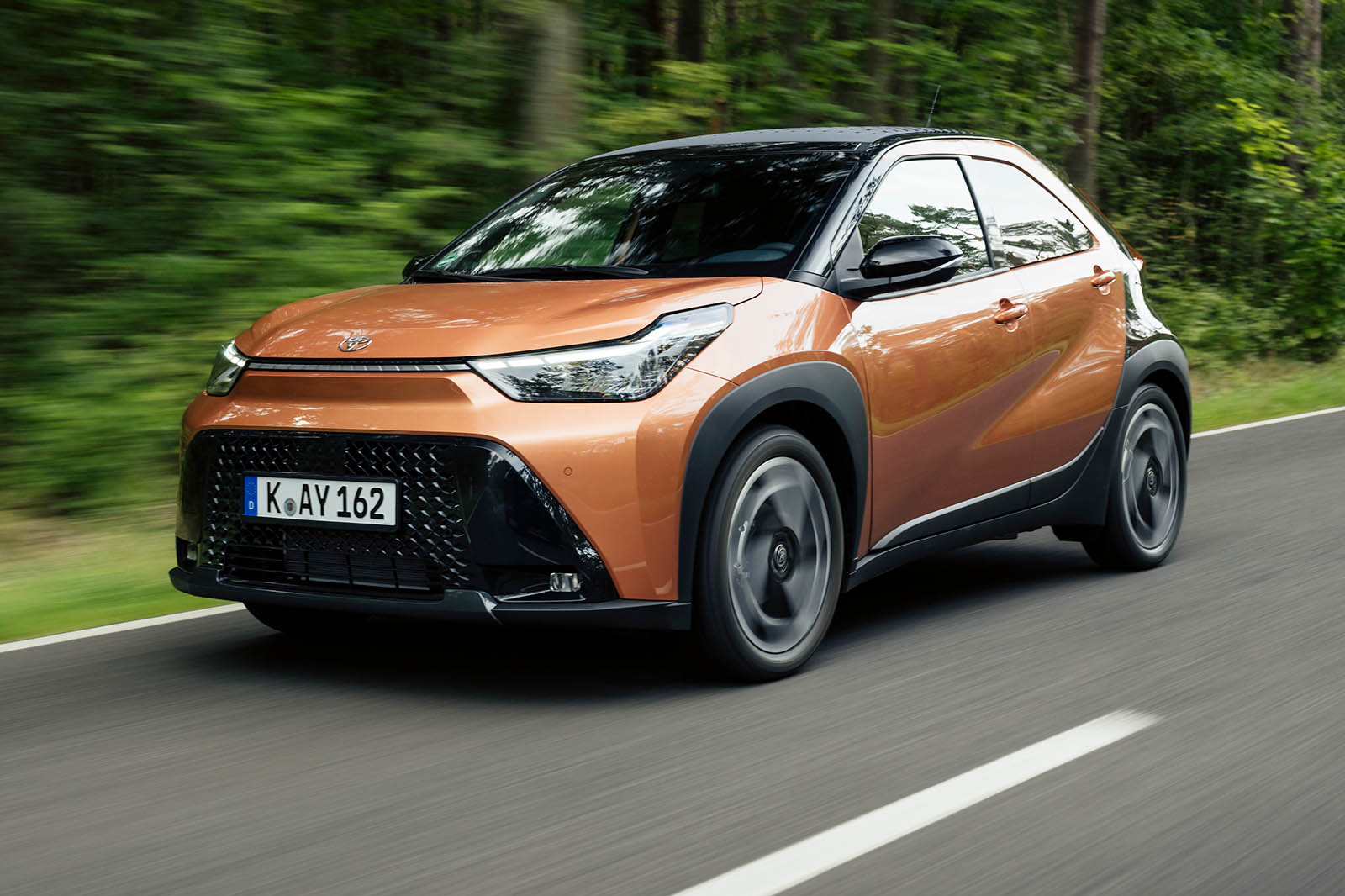 تویوتا آیگو ایکس ۲۰۲۵ نمای جلو در حال حرکت روی جاده