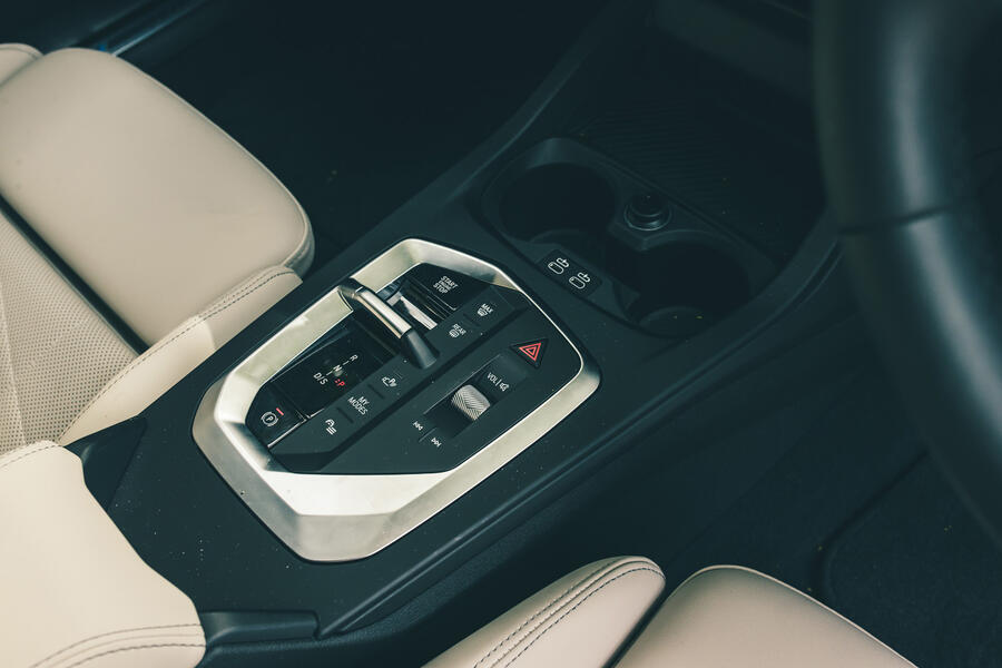 جزئیات فرمان اسپرت M در بی ام و سری ۱ پدال شیفترهای پشت فرمان بی ام و ۱۲۰