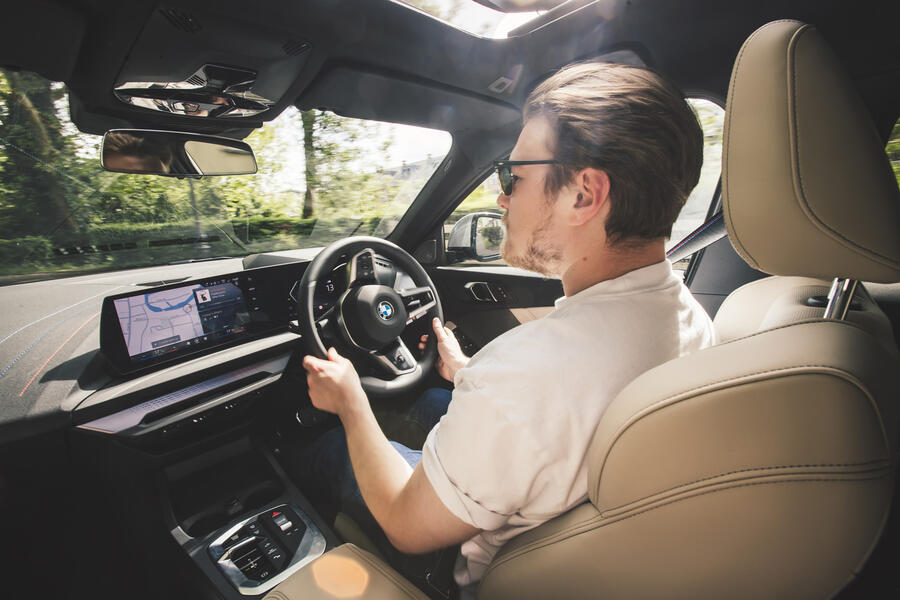 فضای داخلی روشن و مجلل سری ۱ جدید با سقف شیشهای پانوراما کابین لوکس بی ام و ۱۲۰ با روکش Veganza کرم رنگ و نمایشگر خمیده