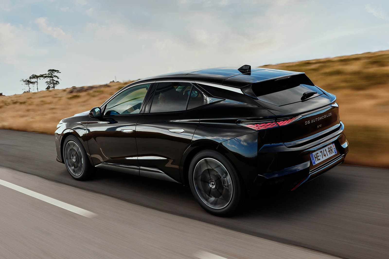 نمای عقب دی اس نو۴ با چراغ‌های تمام LED