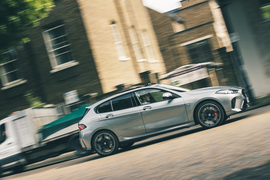 حرکت سریع بی ام و سری ۱ مدل ۱۲۰ در جادههای پرپیچ نمای سهچهارم جلو بی ام و ۱۲۰ در جاده